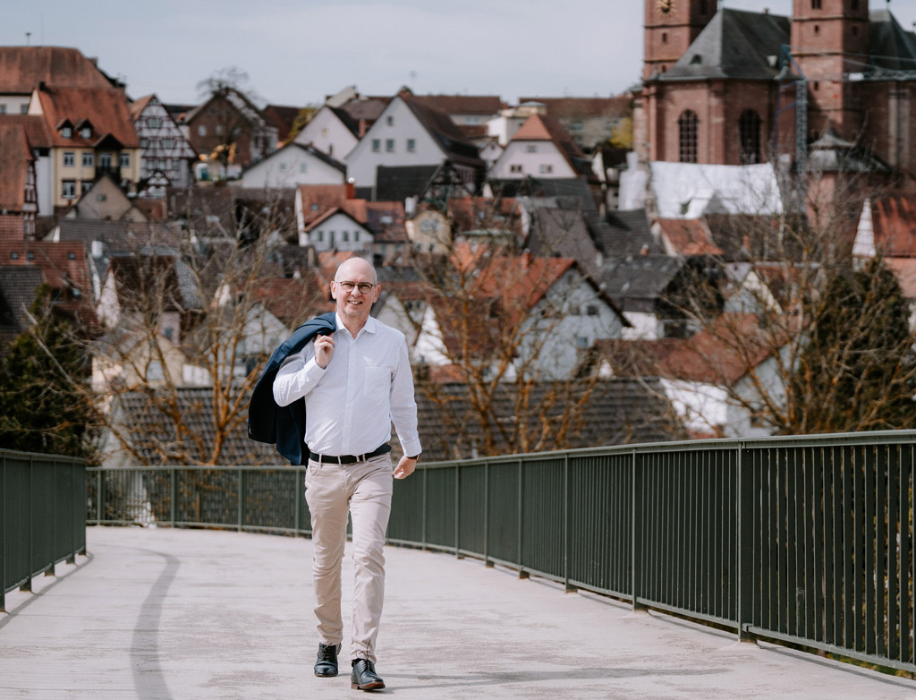 Markus Günther läuft auf eine Brücke. Im Hintergrund ist die Stadt Walldürn zu sehen.